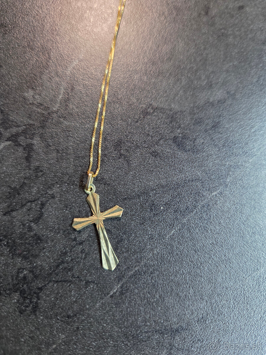 retiazka so zlatym krizikom