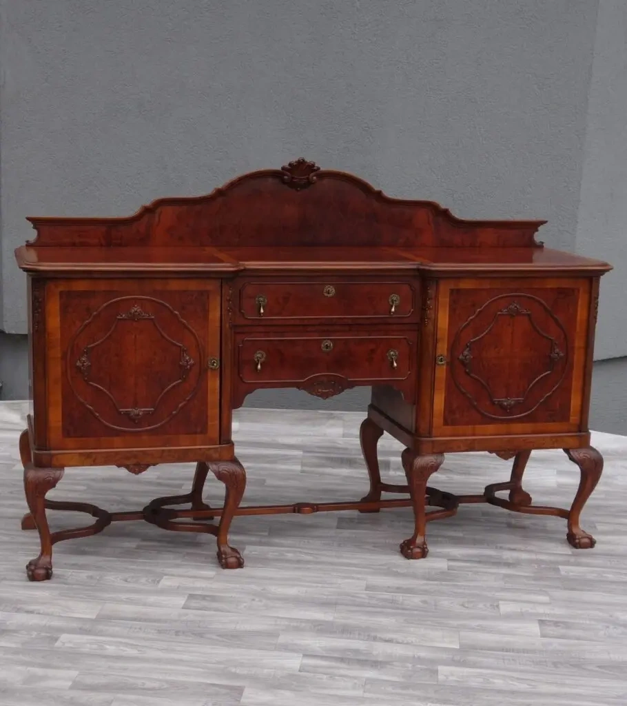 Komoda starožitná vyrezávaná .