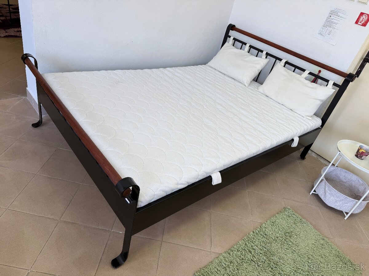 Kovová manželská posteľ