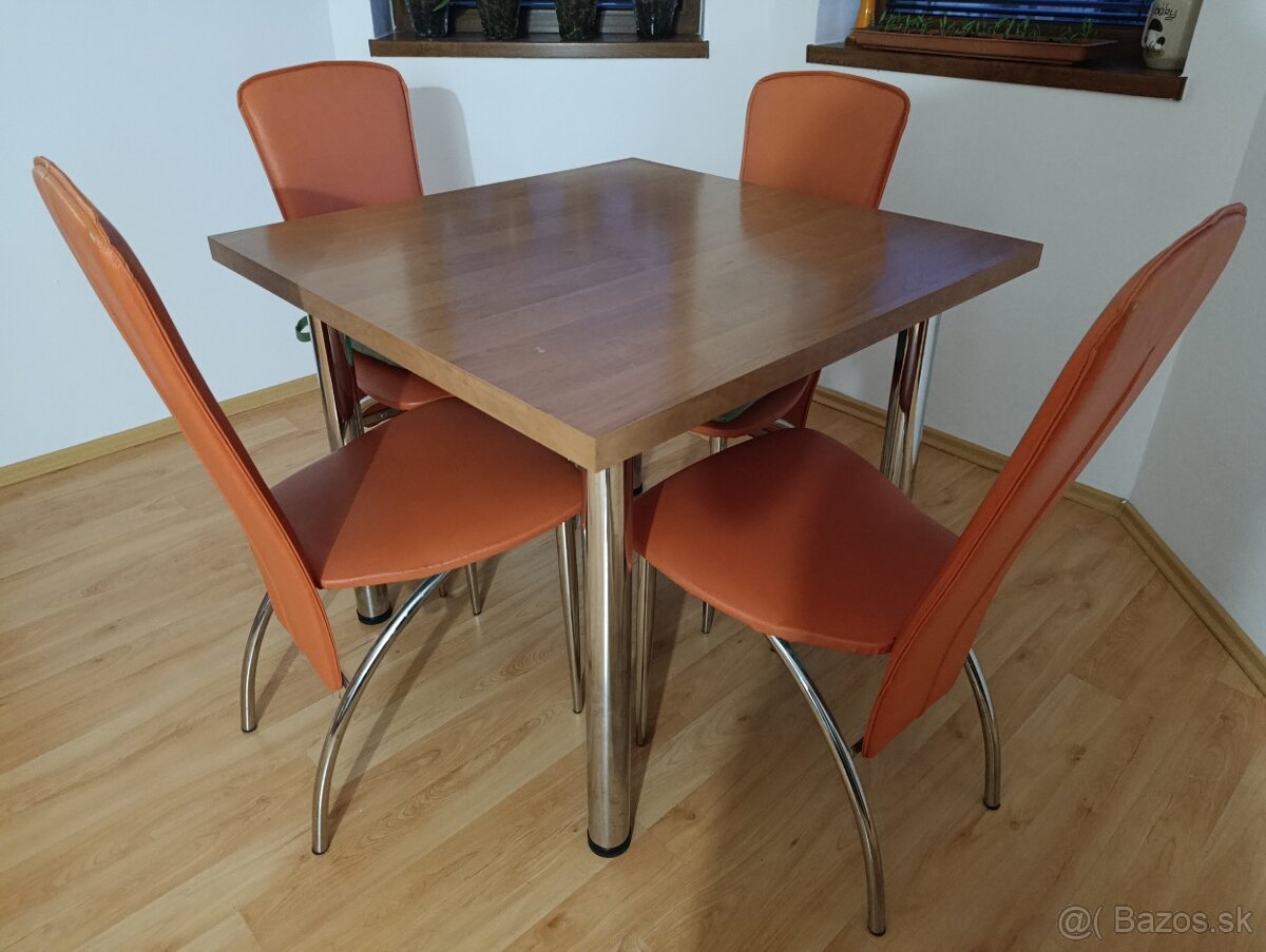 Jedálenský stôl so stoličkami