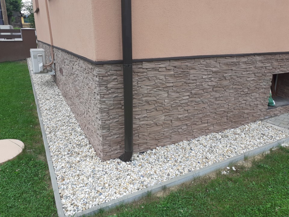 Betónový obkladový kameň (skala hnedá)