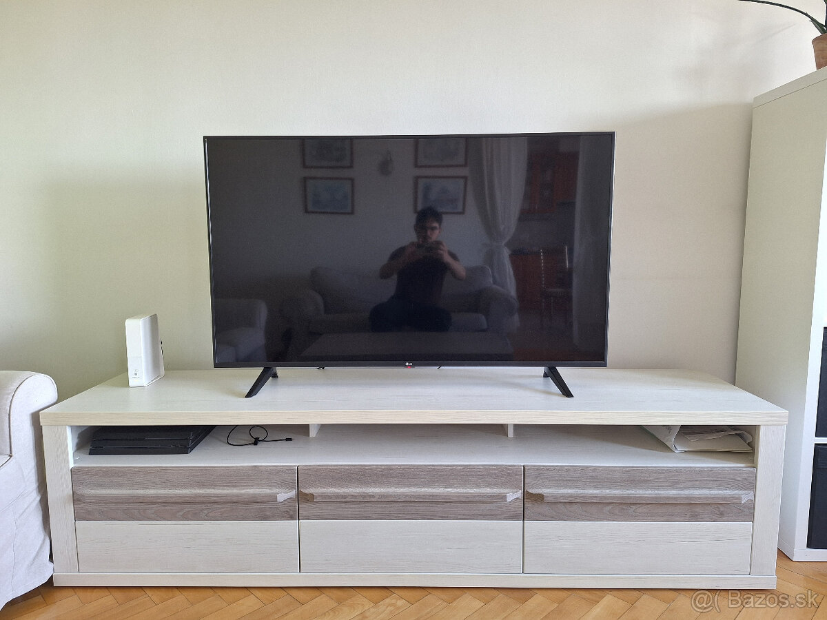 Pevná skrinka pod TV