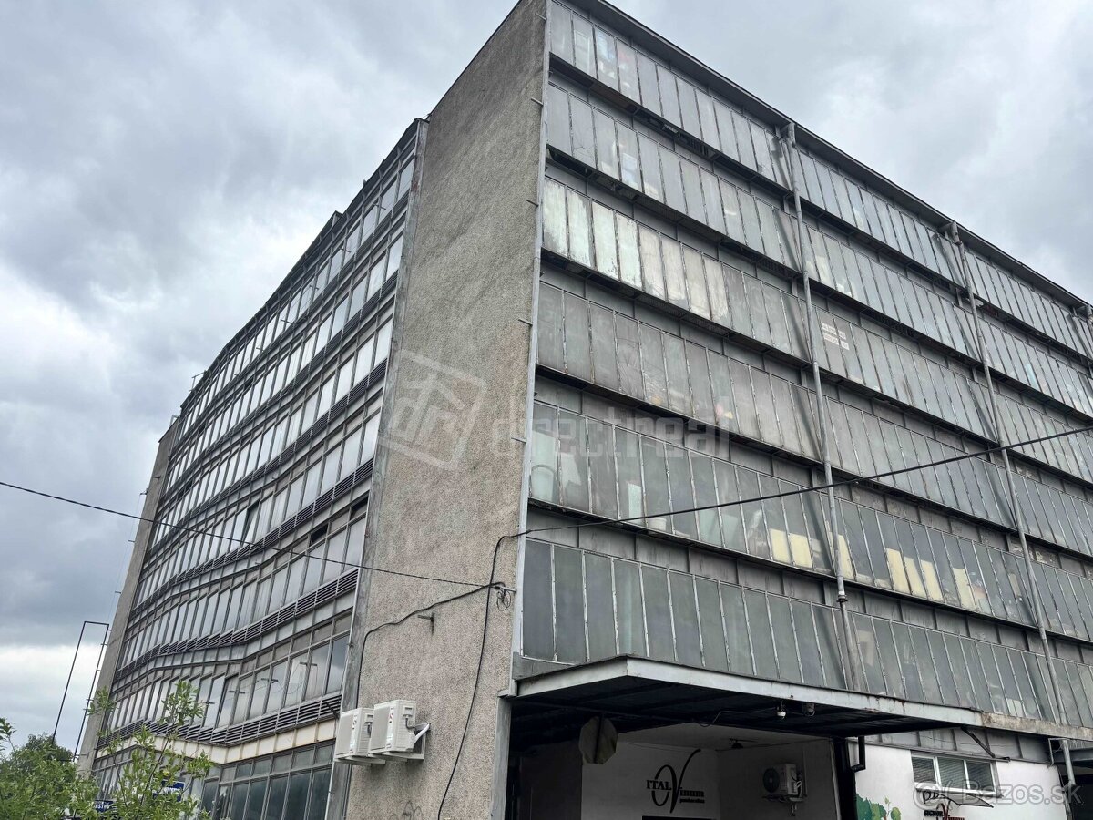 Predáme Garážový box v parkovacom dome Hliny VII