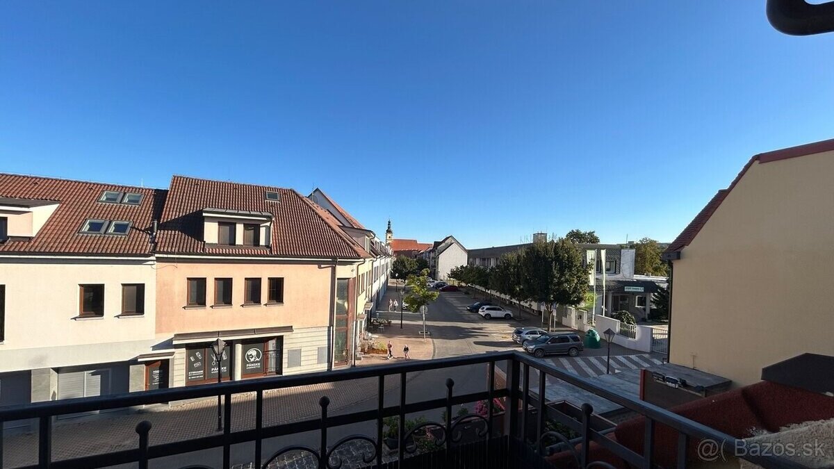 Na prenájom veľký podkrovný 2 izbový byt, balkón, Františkán