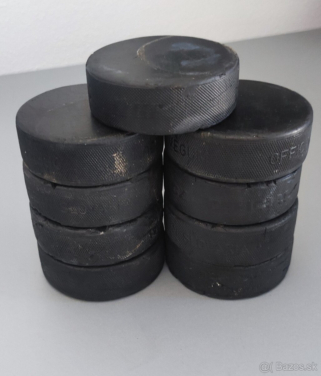 Hokejové puky - čisto čierne