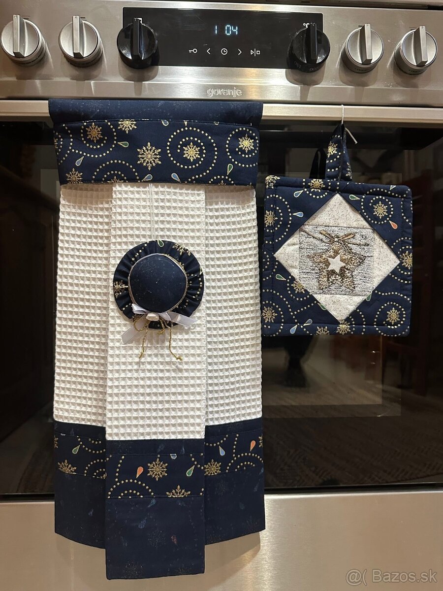 Homemade set dekoračnej utierky, chňapky a ihelníčka