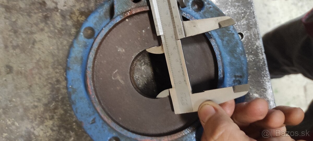 Priruba pre ručnú pumpu