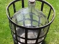 Predám pekné 50L demižony v kovových košoch