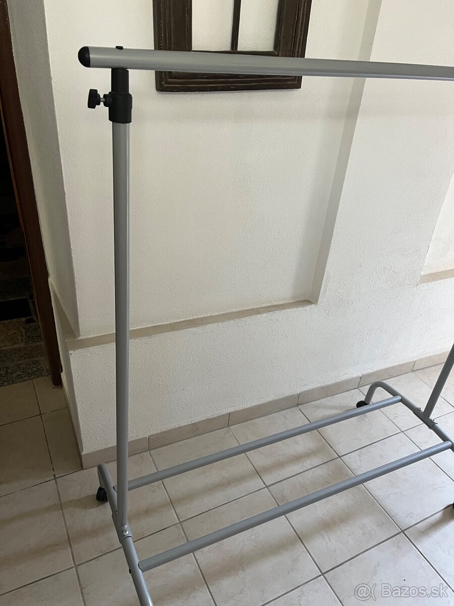 Stojan na kabaty