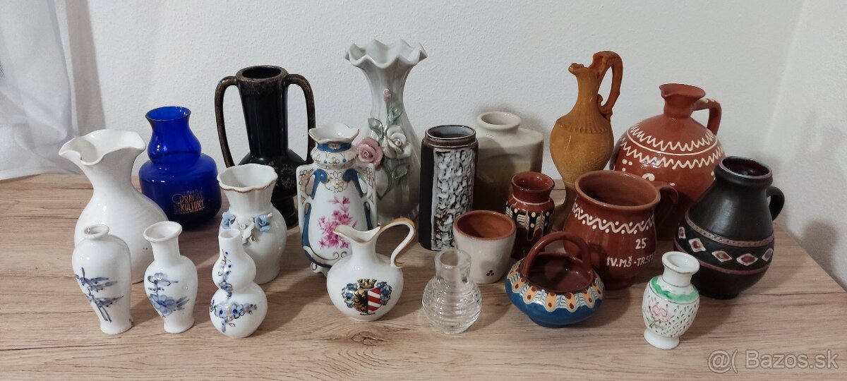 Rôzne keramické a porcelánové vázičky