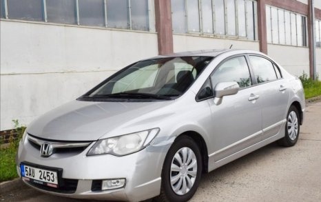 Kúpim auto značky Honda Civic 8g alebo 9g karosériou sedan