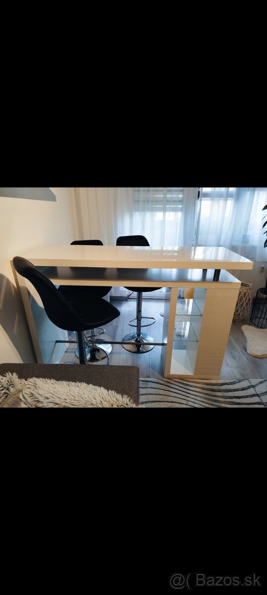 Barovy stolík 3 stoličky otocne luster
