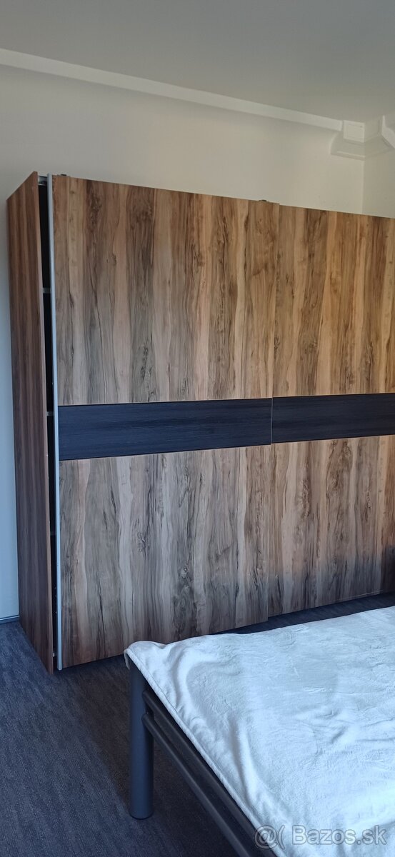 Šatníková skriňa + 2 nočné stolíky zadarmo