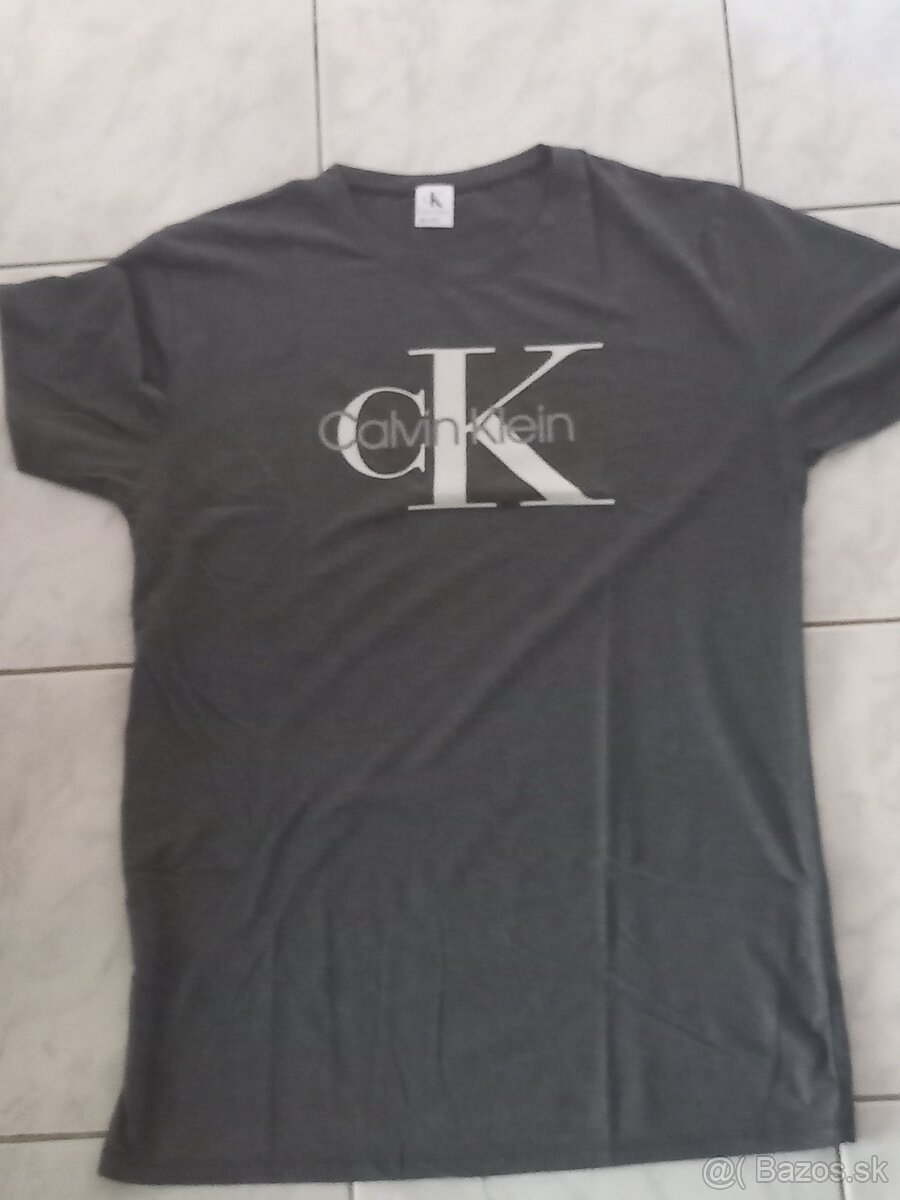 tricko calvin klein, sede