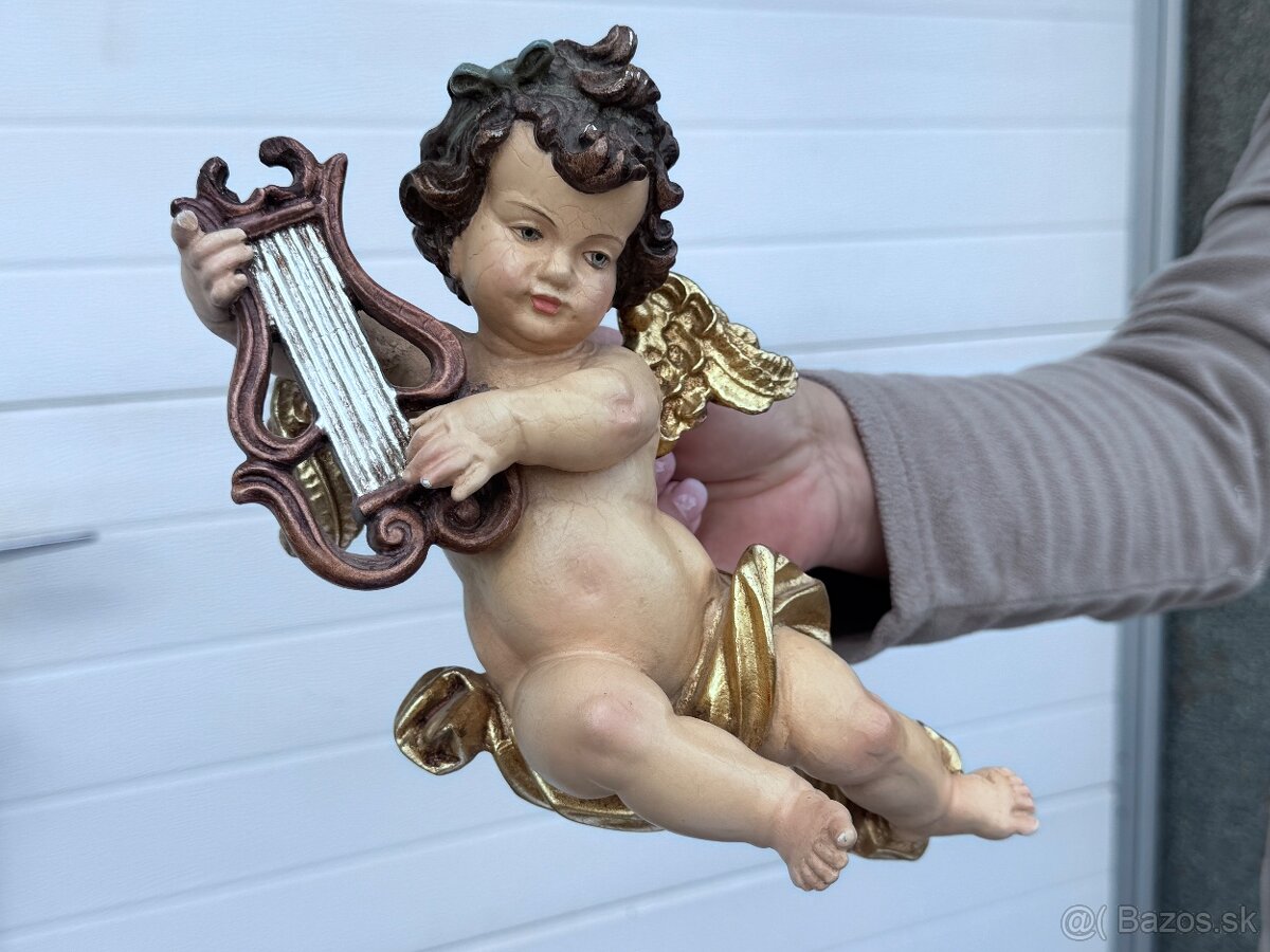 Dřevěný malovaný anděl socha na zavěšení polychromie