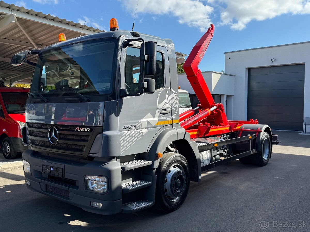 MERCEDES-BENZ AXOR 1823 HÁKOVÝ NOSIČ KONTAJNEROV