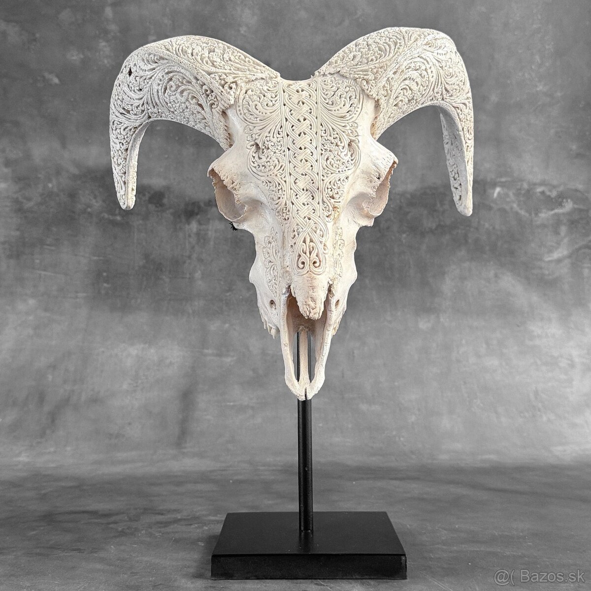 Vyrezávaná lebka barana na kovovom stojane - motív Infinity