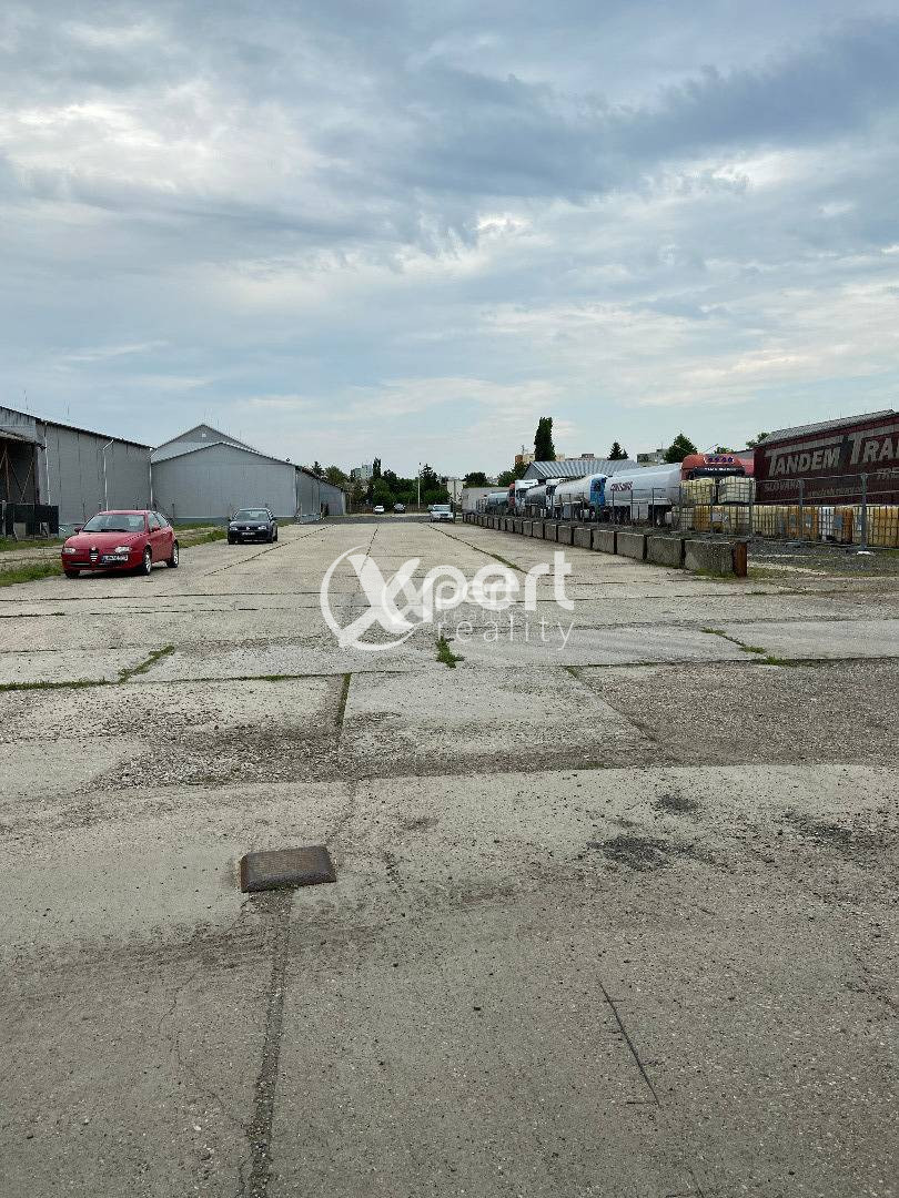 Spevnené plochy, garáže, parkoviská na prenájom v meste Gala