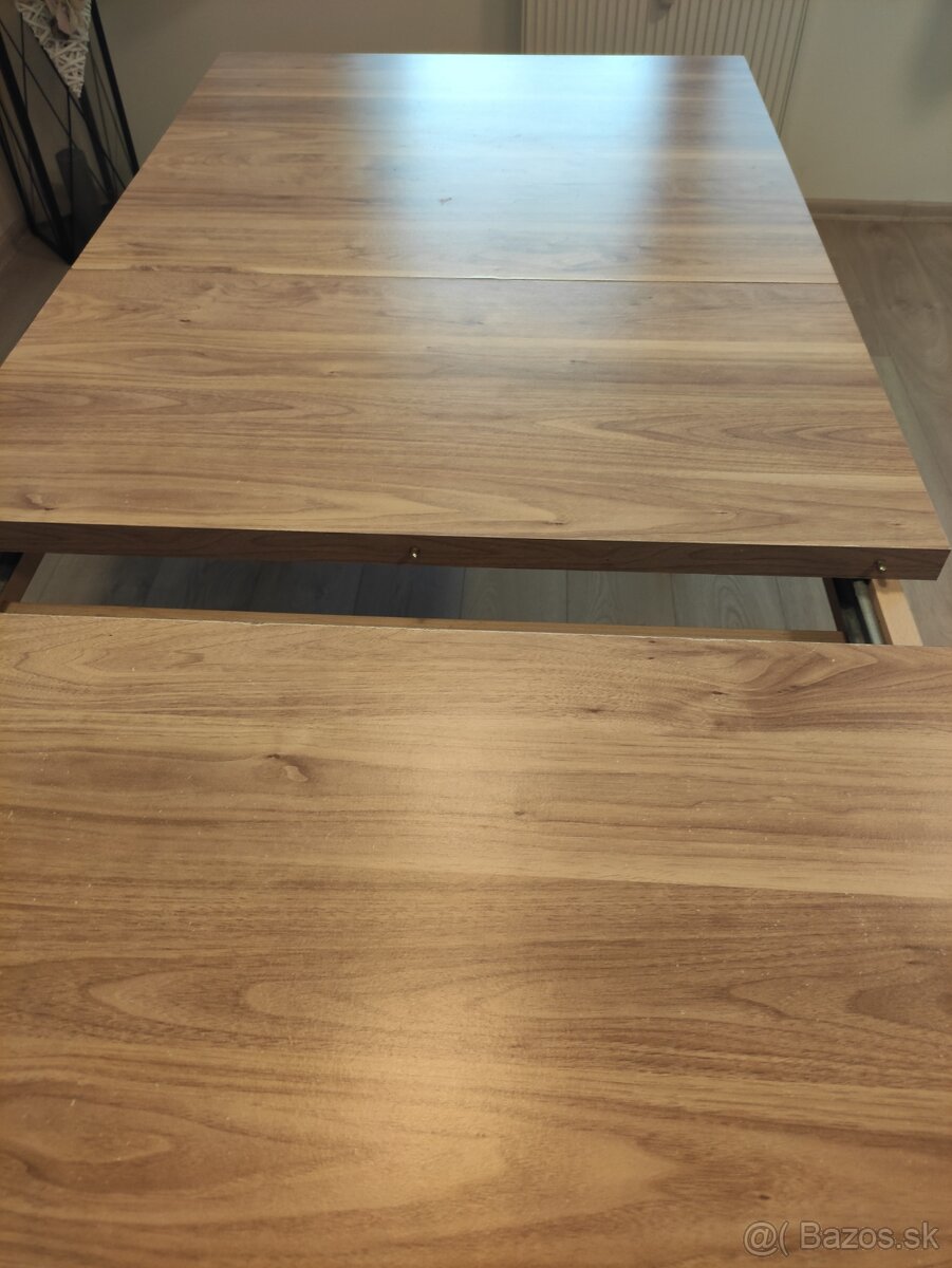 jedálenský stôl