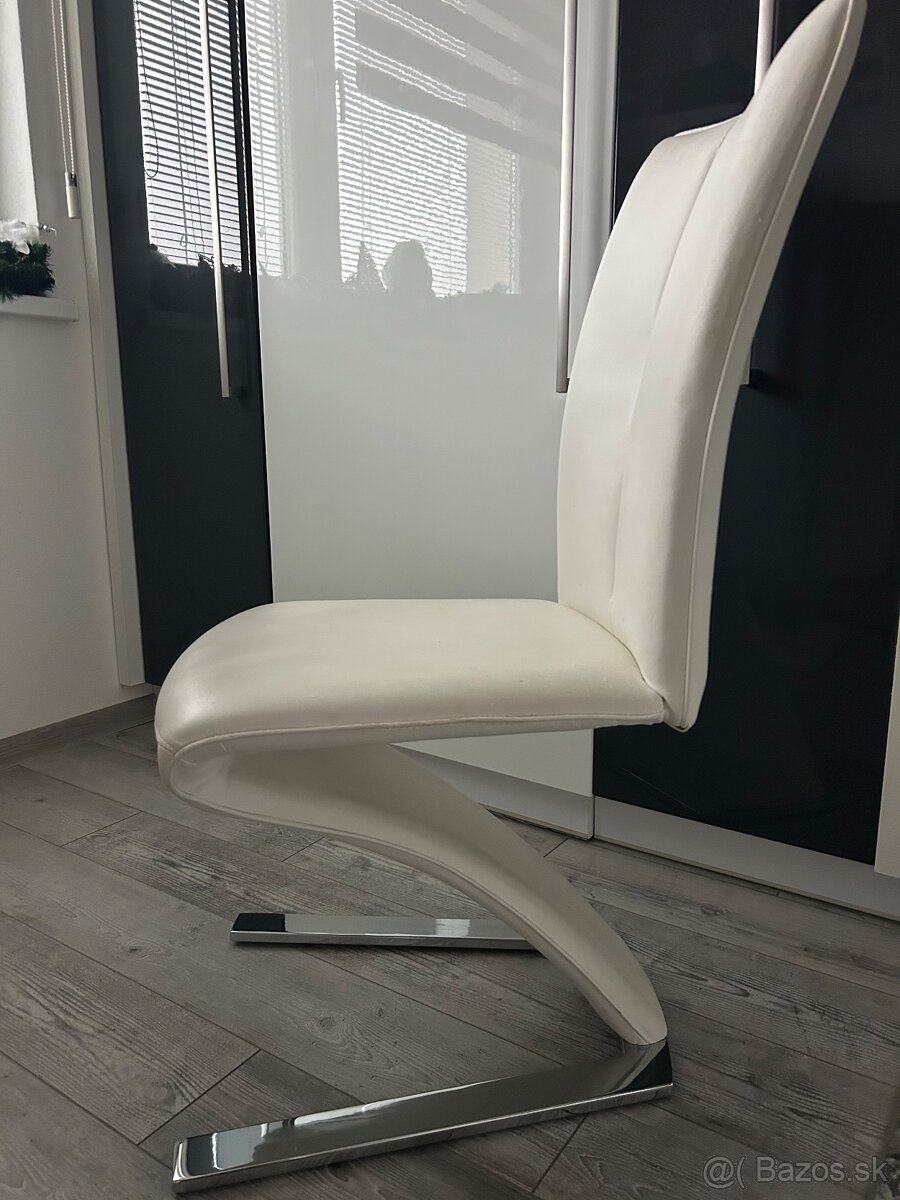 Jedálenská stolička