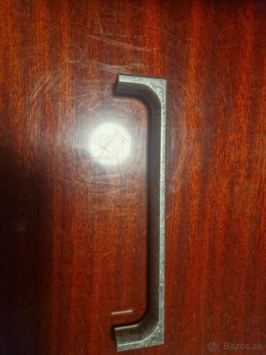 Kovové úchyty do kuchyne