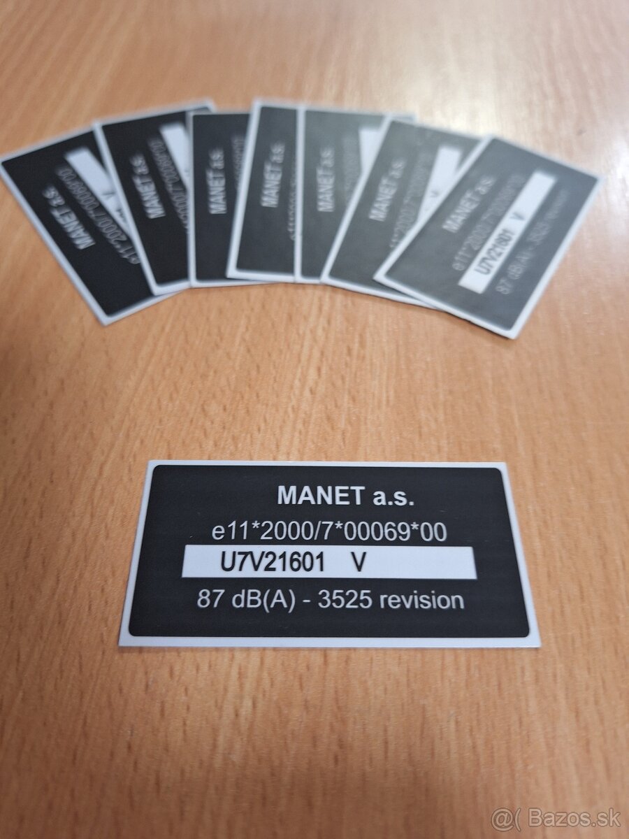 Manet korado - štítok