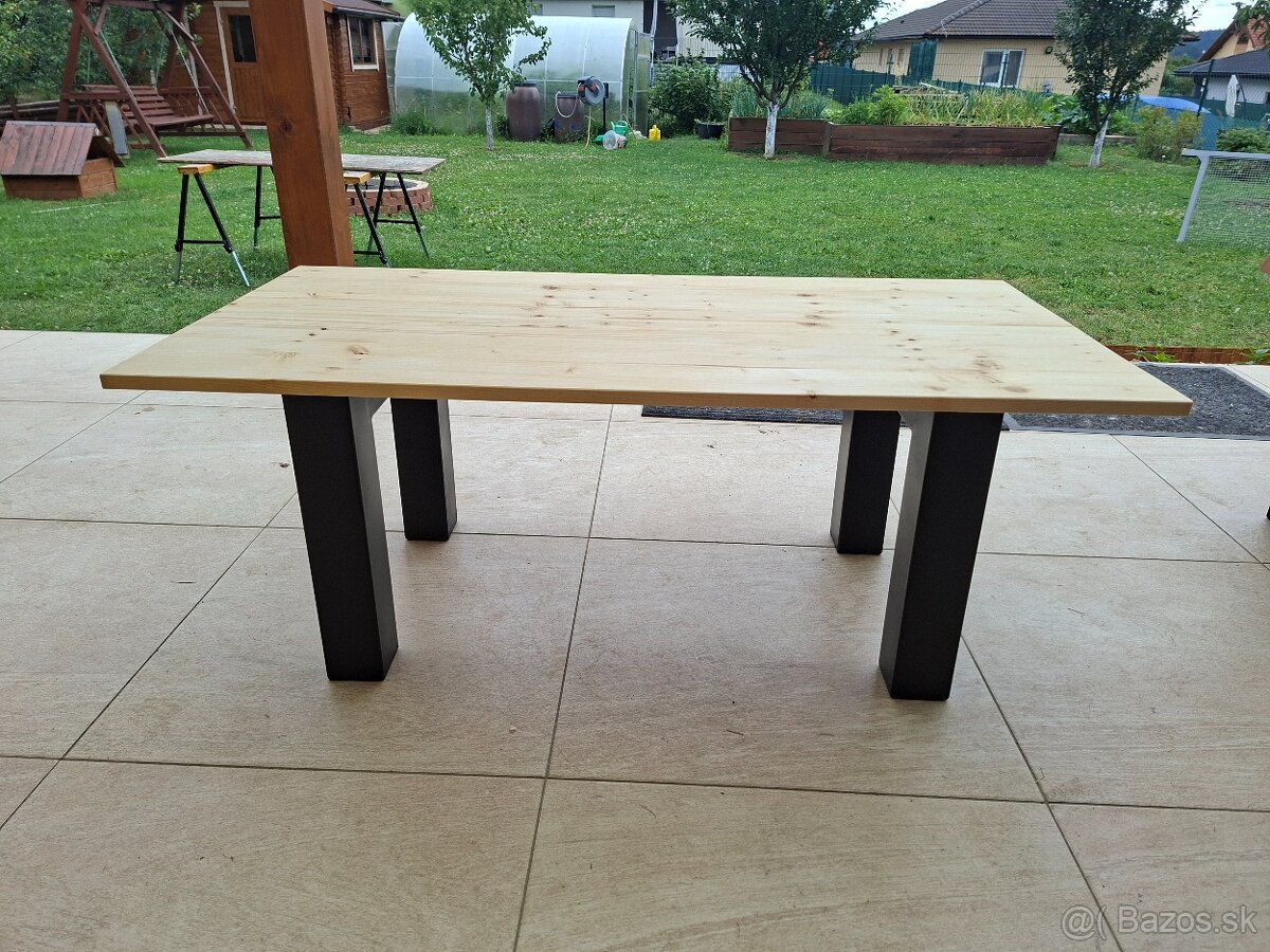 Konferečný stolík