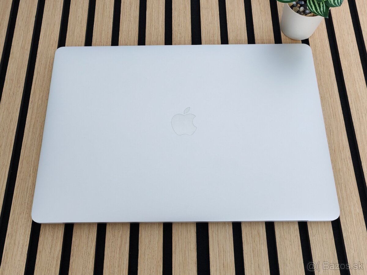 MacBook Pro 15" 2018 Strieborný | i7 | 16+256GB
