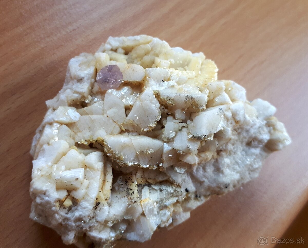 Kryštál ružového apatitu na kryštáloch Albitu a sľuda, Pakis