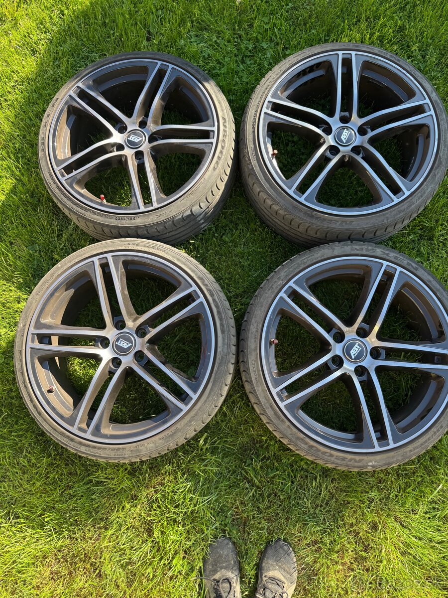 225/35 R19