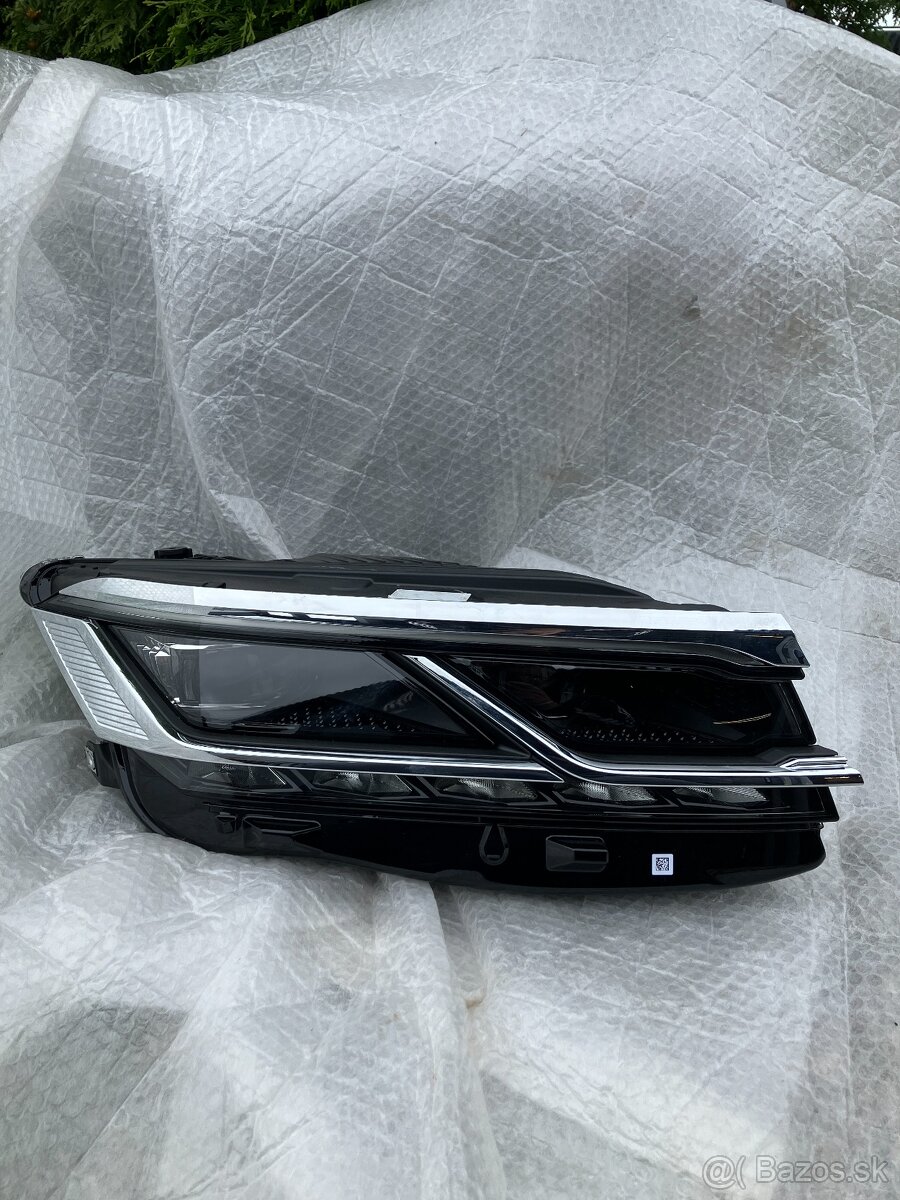 predni svetlo vw touareg 18-23 prave pravy 082