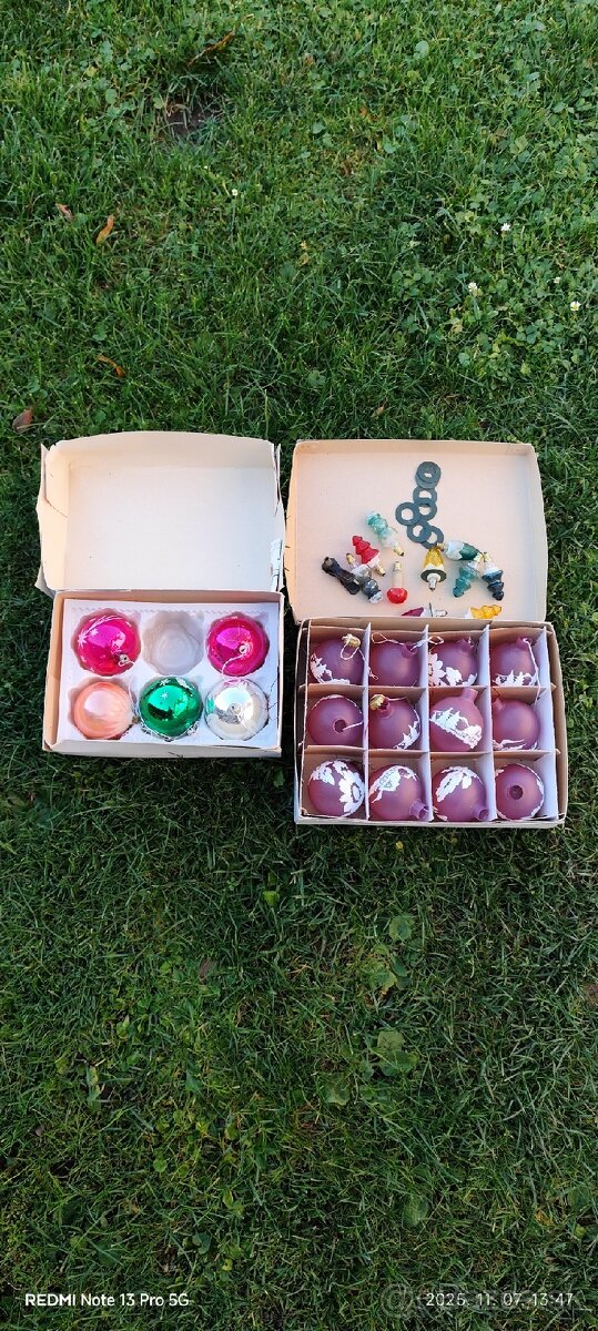 Staré sklenené vianočné ozdoby