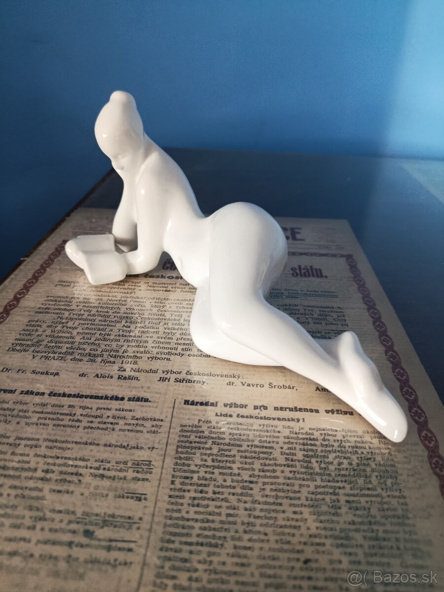 Čtenářka vyrobeno v Royal Dux