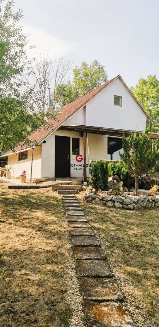 Utečte od mestského zhonu – Idylická chata na predaj v Sečov