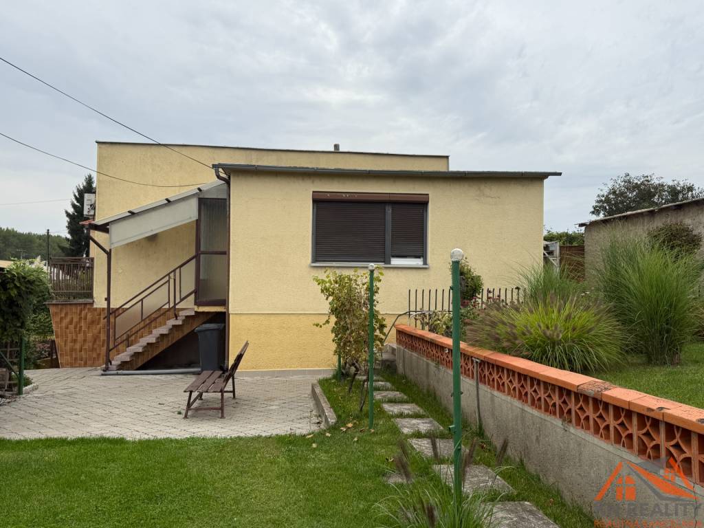 VÝBORNÁ LOKALITA Rodinný dom s garážou Dvory nad Žitavou