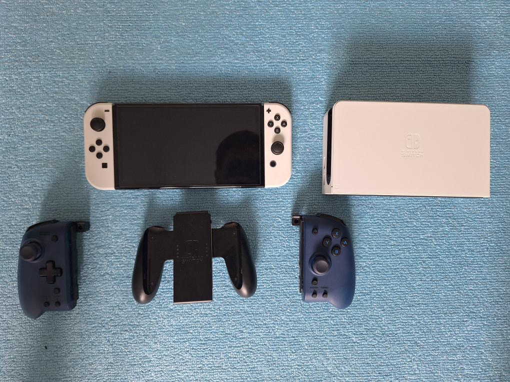 Nintendo Switch OLED + 7 hier + 2x Joy-Con + púzdro – stav a