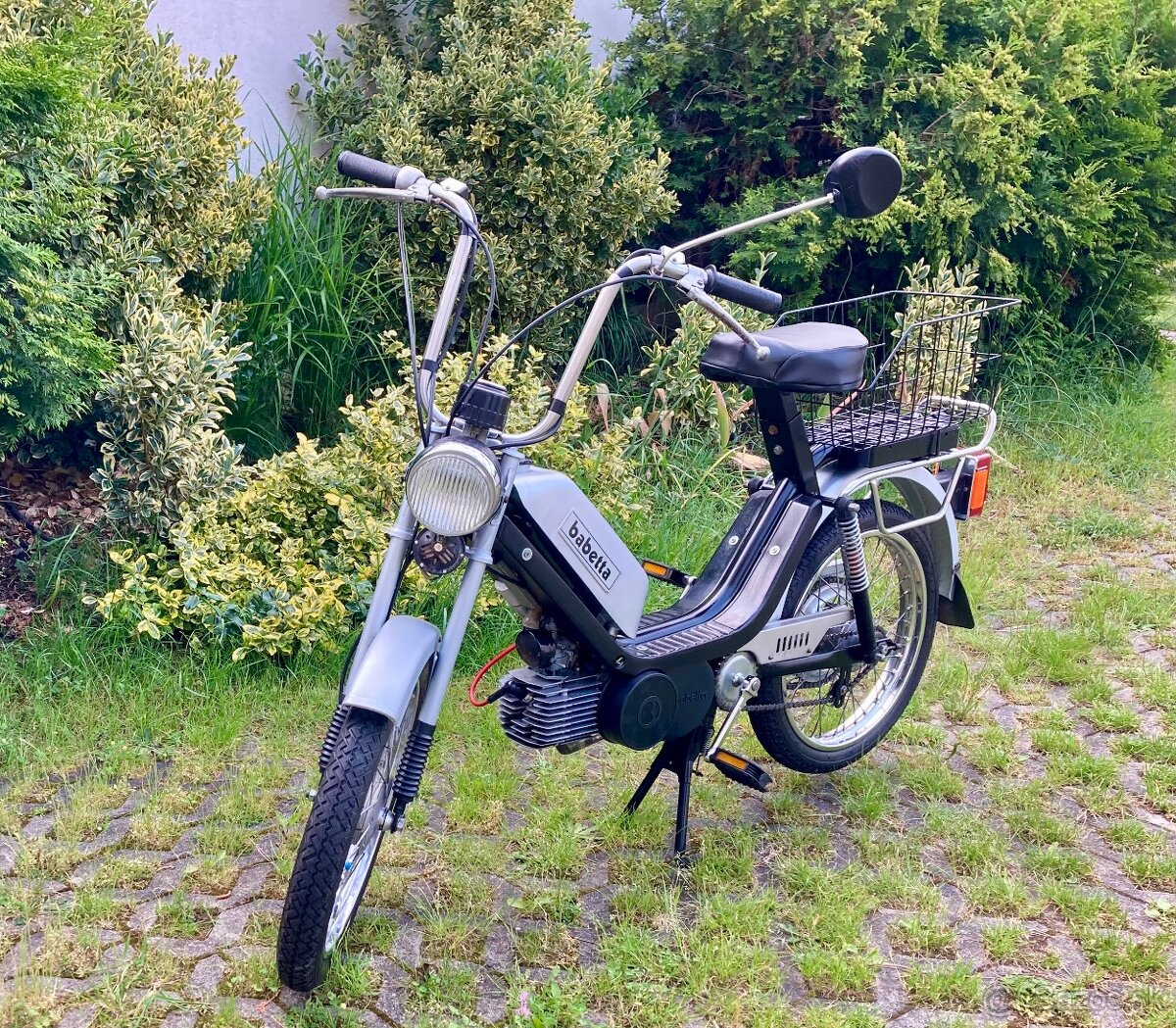 Strieborna Babetta 210