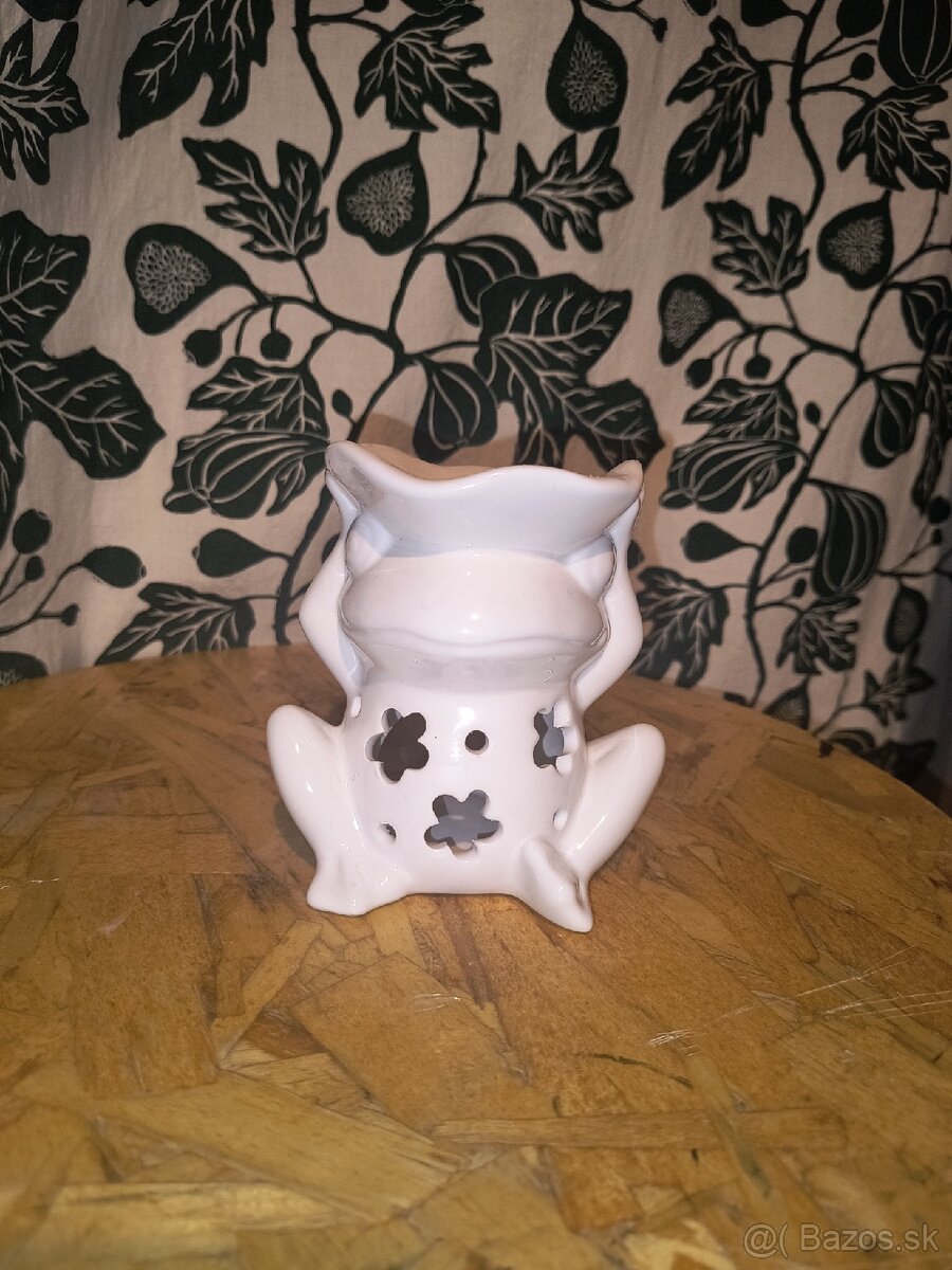 Biela aromalampa žaba