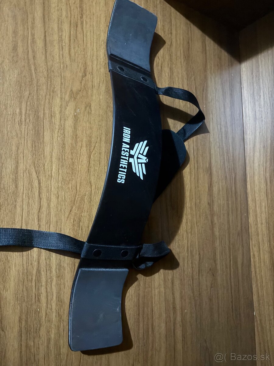 BICEPSOVÝ IZOLÁTOR IRON AESTHETICS ARM BLASTER, ČIERNY
