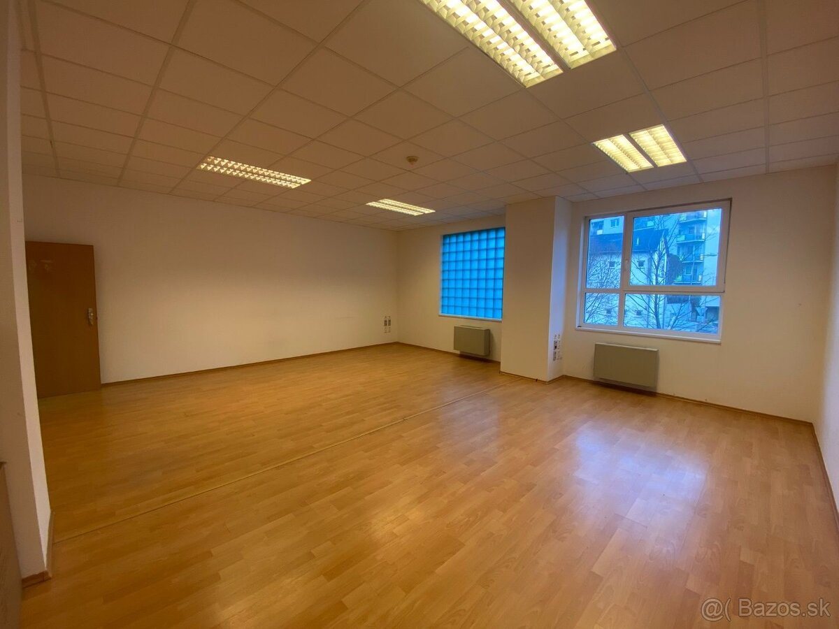 Kancelársky priestor 38,12m2 v Petržalke na Úderníckej ul.