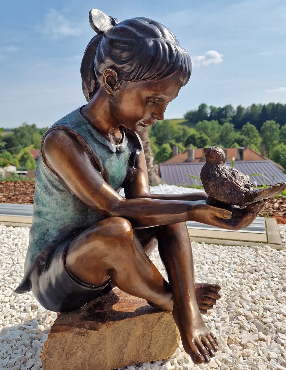 Bronzová socha - Dívka s ptáčkem - kolorovaná