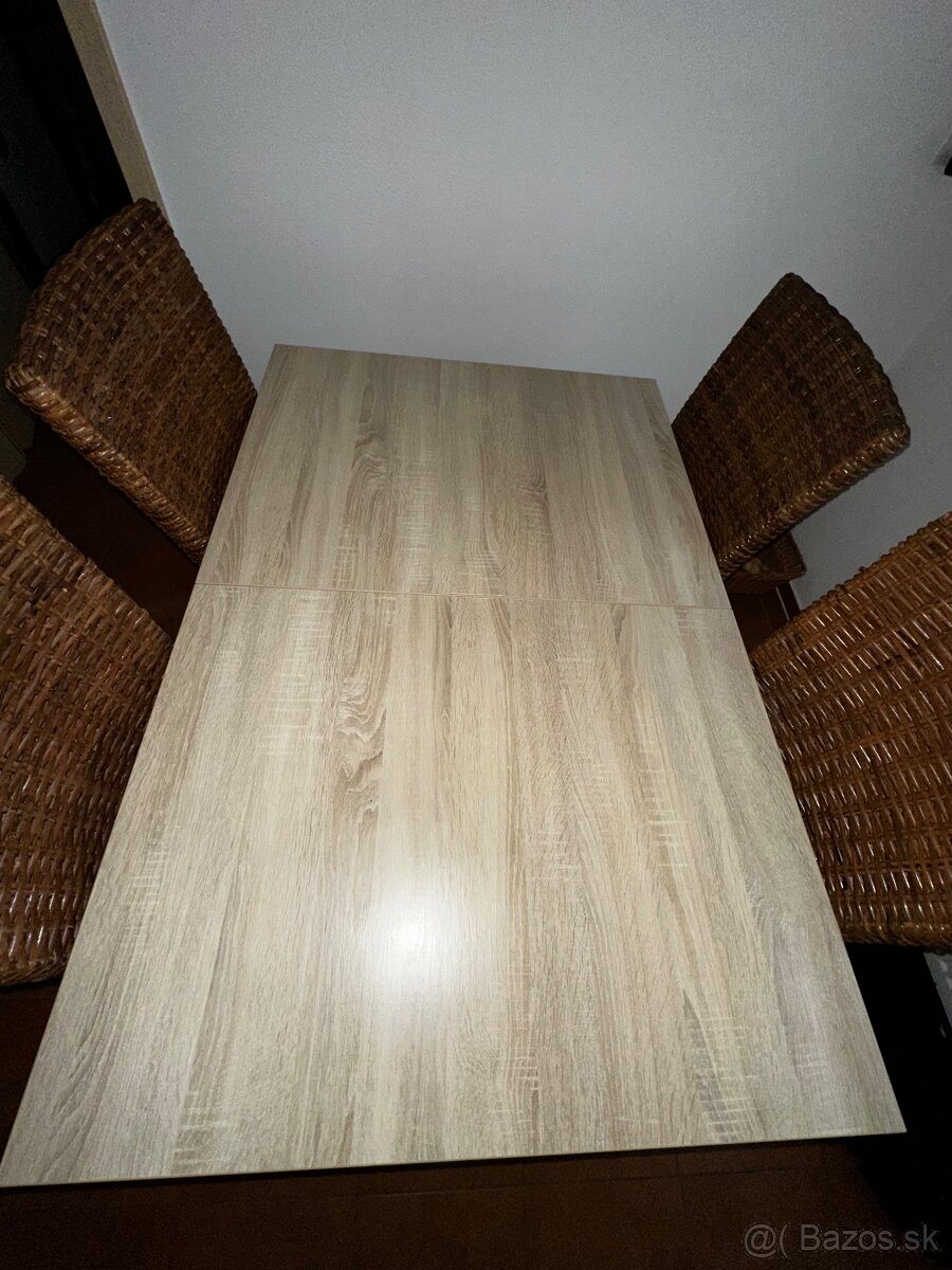 Stôl so stoličkami