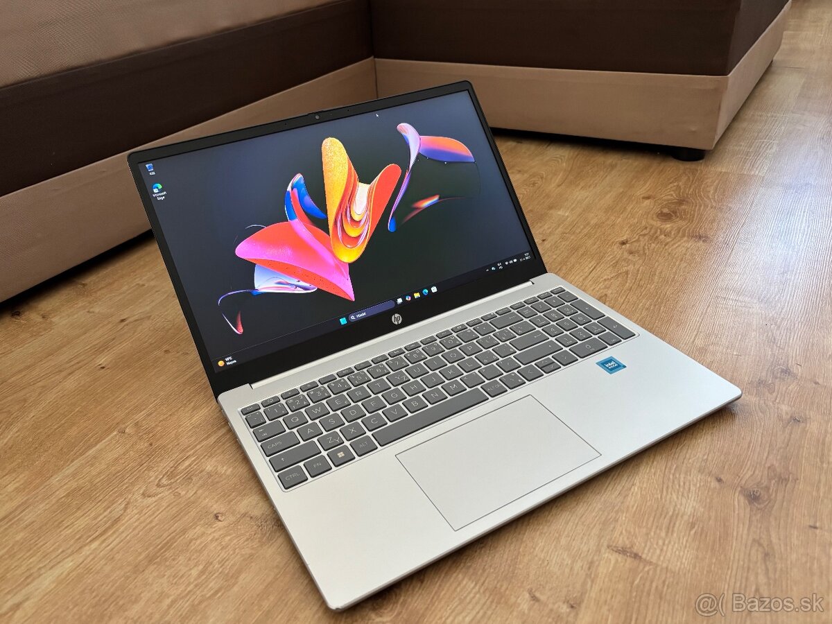 /15.6"/HP Notebook/4GB RAM DDR5/128GB NVMe SSD/Intel HD 2GB
