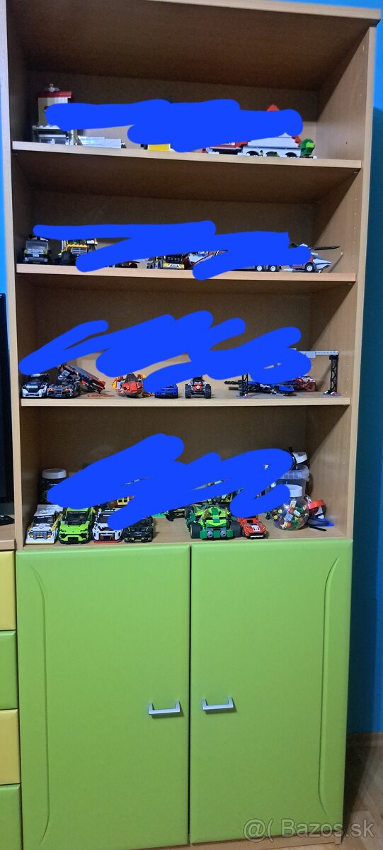 Vysoká skrinka s policami a zelenými dvierkami