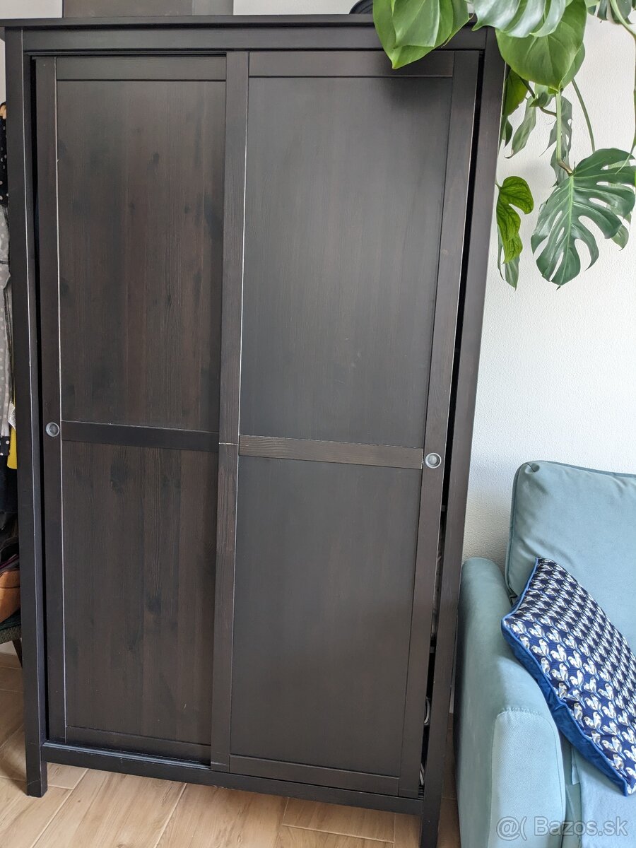 Skriňa Hemnes tmavo hnedá až čierna