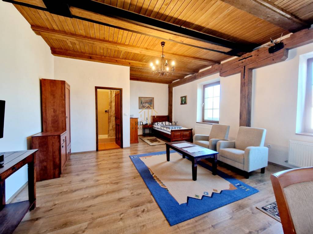Prenájom trojizbového bytu, poplatok 250,- EUR na osobu