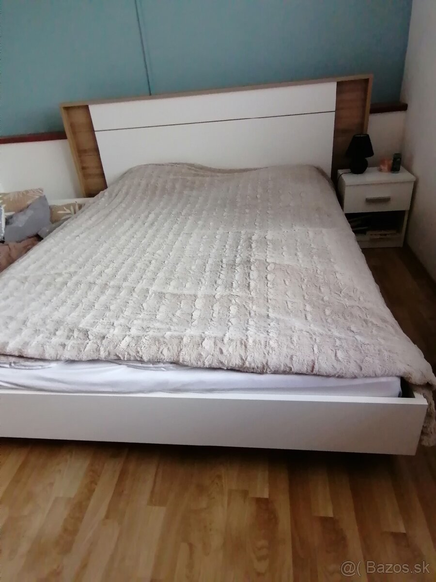 Predám manželskú posteľ +nočné stolíky ky