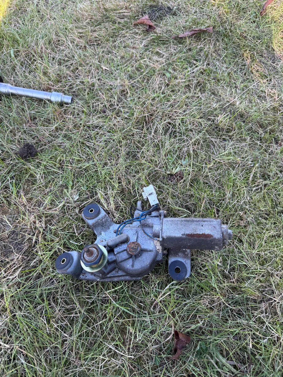 Toyota landcruiser motorcek zadného stierača