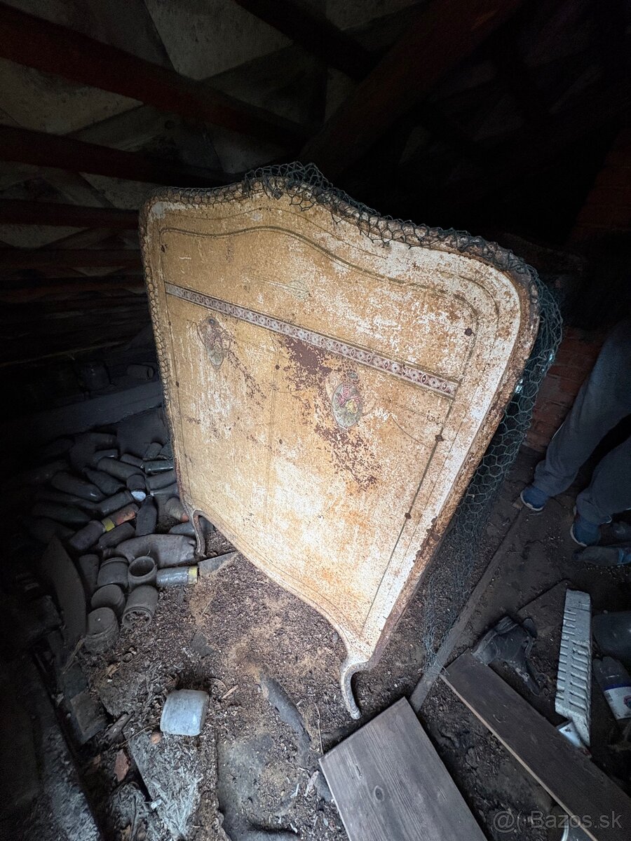 Železná postel s maľovanými detailmi