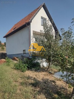 Predám poschodovú chatu v obci Jelenec